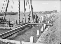 44436 Afbeelding van het heiwerk tijdens de aanleg van de loswal langs de Noordelijke Insteekhaven (Kernhaven) te Utrecht.